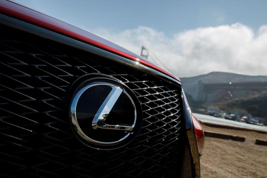 Логотип Lexus LS500 AWD F-Sport 2017 года  (NA) (фото 10 из 30)
